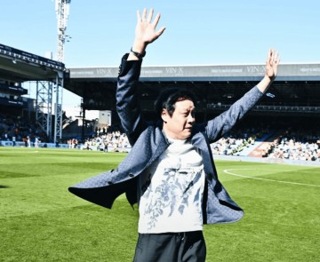 排面！55岁范志毅获英超2.6万球迷致敬 水晶宫官方：欢迎队长归来