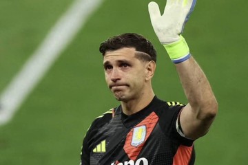 大马丁眼含热泪!维拉生涯倒计时,2个原因推动转会,新东家2选1